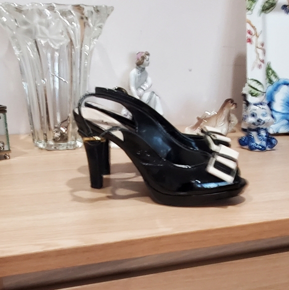 Anne Klein black patent leather open toe slingback with bow - Picture 9 of 11